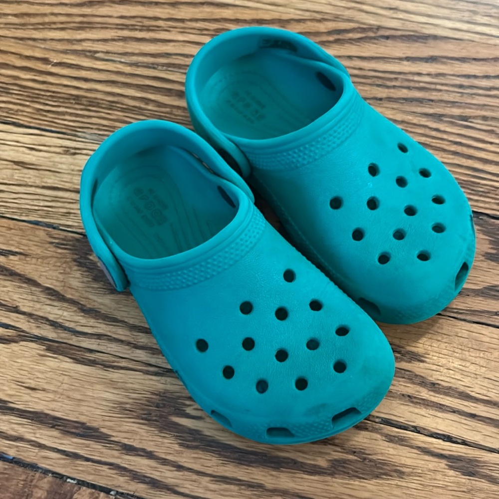 Grass Green little kids crocs size 10 in very good condition.